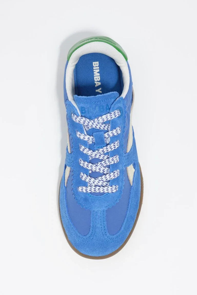 נעל ספורט כחולה עם שרוכים לבנים, סוליה חומה, מבית BIMBA Y, מבחר מותגים ב-CHOZEN