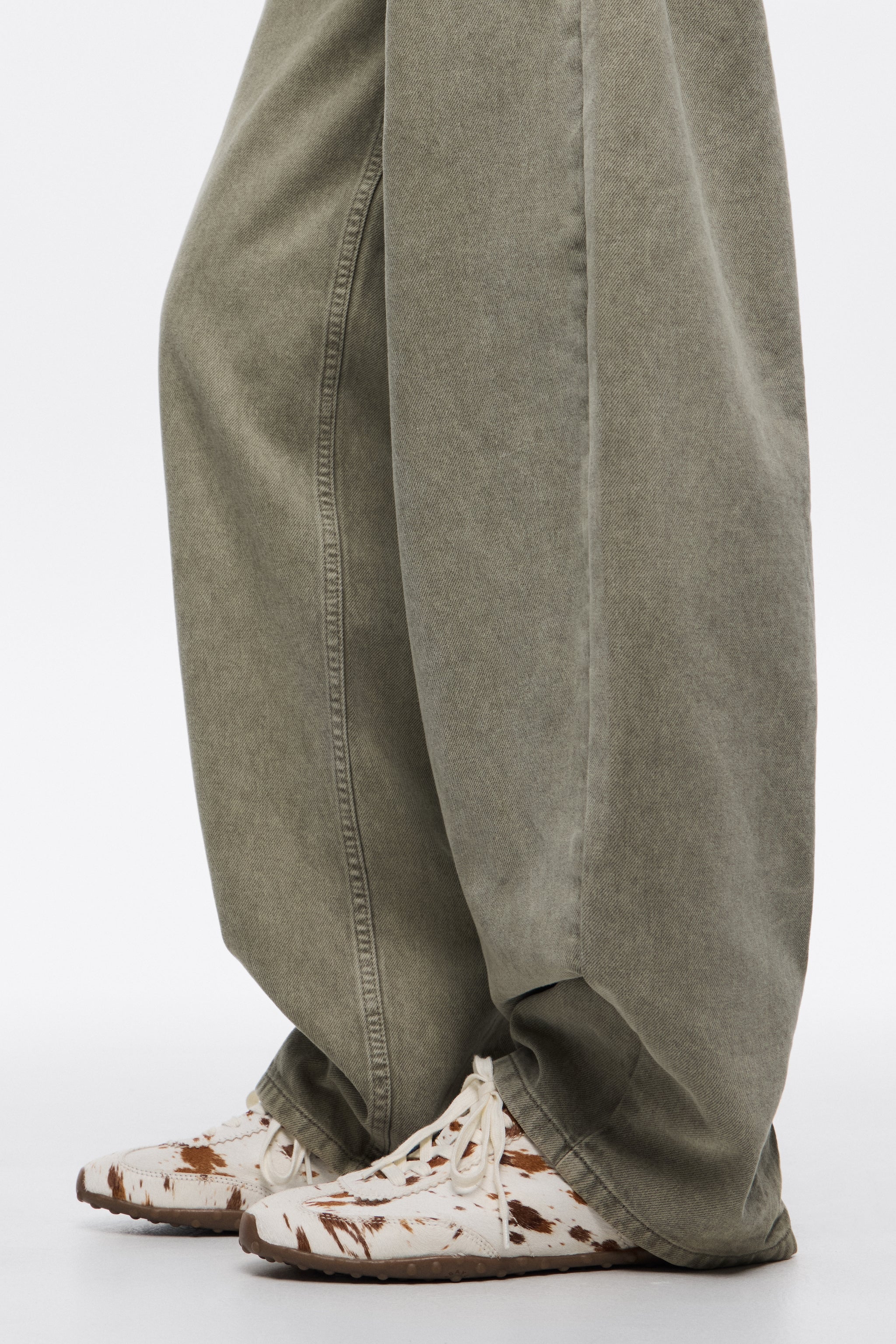 מכנסיים רחבים בצבע ירוק זית ונעלי סניקרס בהדפס חום ולבן, אופנת רחוב CHOZEN