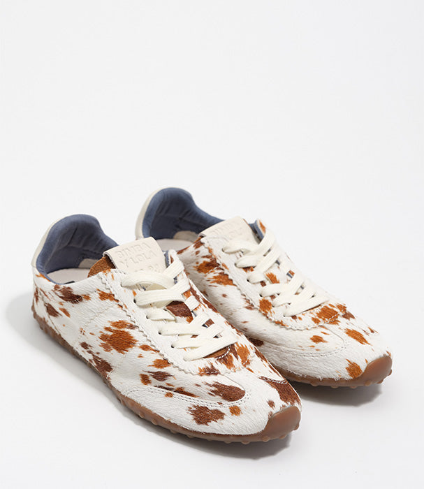 נעלי סניקרס דמוי פרווה עם כתמים חומים ולבנים, צילום מוצר לאתר CHOZEN מותגים מובילים