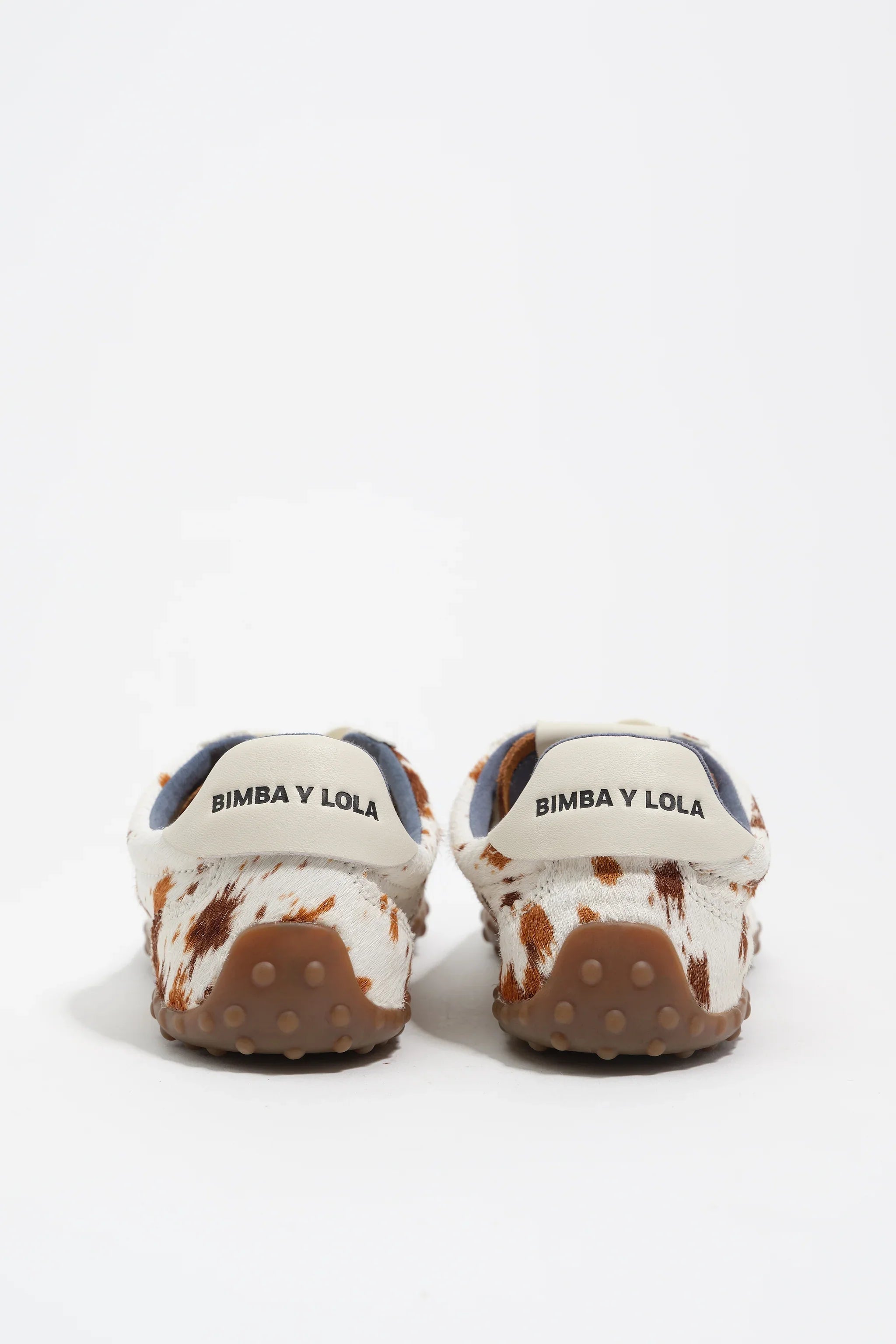 נעלי סניקרס Bimba Y Lola עם דוגמת פרווה חומה ולבנה, צילום מאחור, מבית CHOZEN