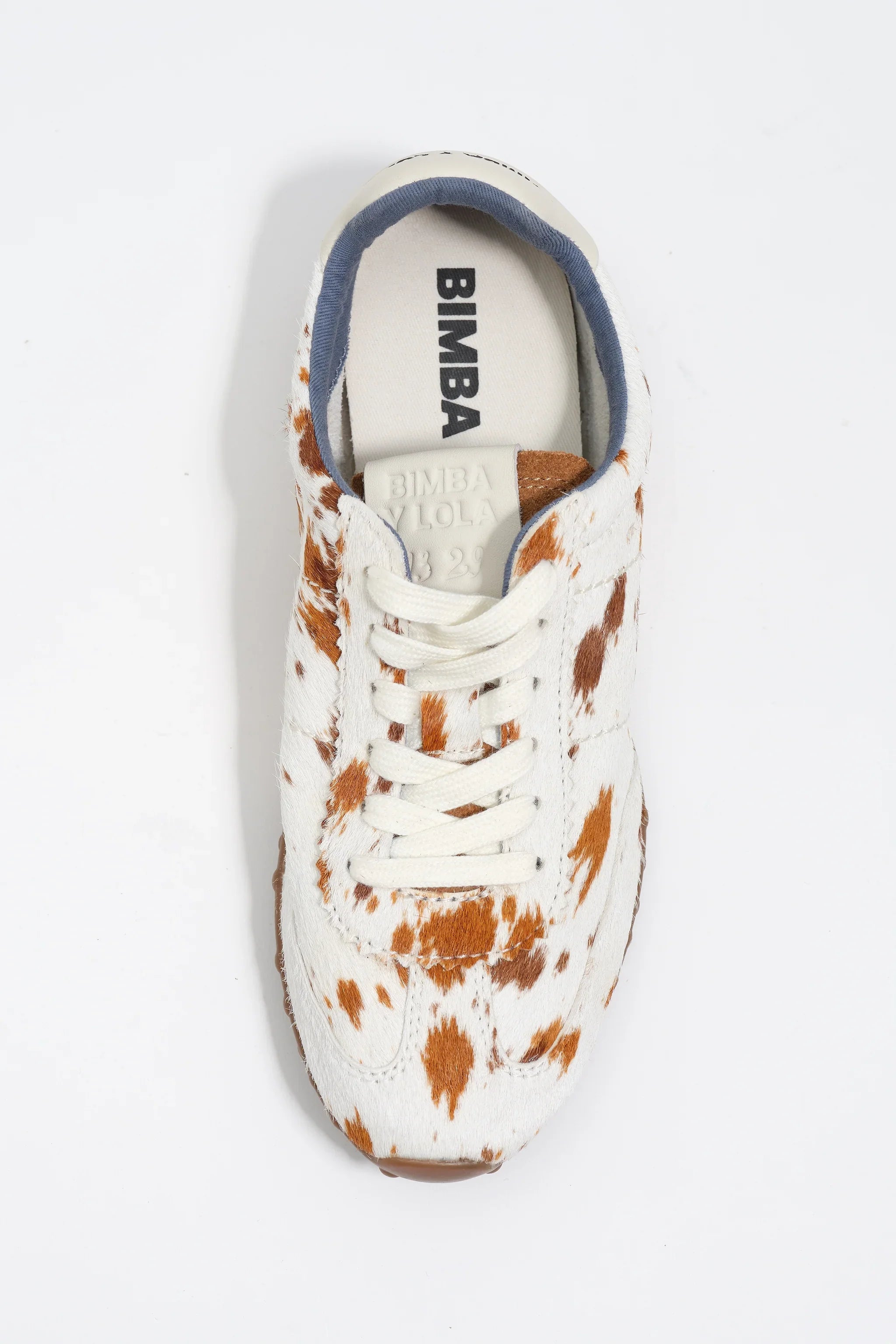 סניקרס עור בעיצוב מנומר חום ולבן של BIMBA Y LOLA, נעלי אופנה יוקרתיות באתר CHOZEN