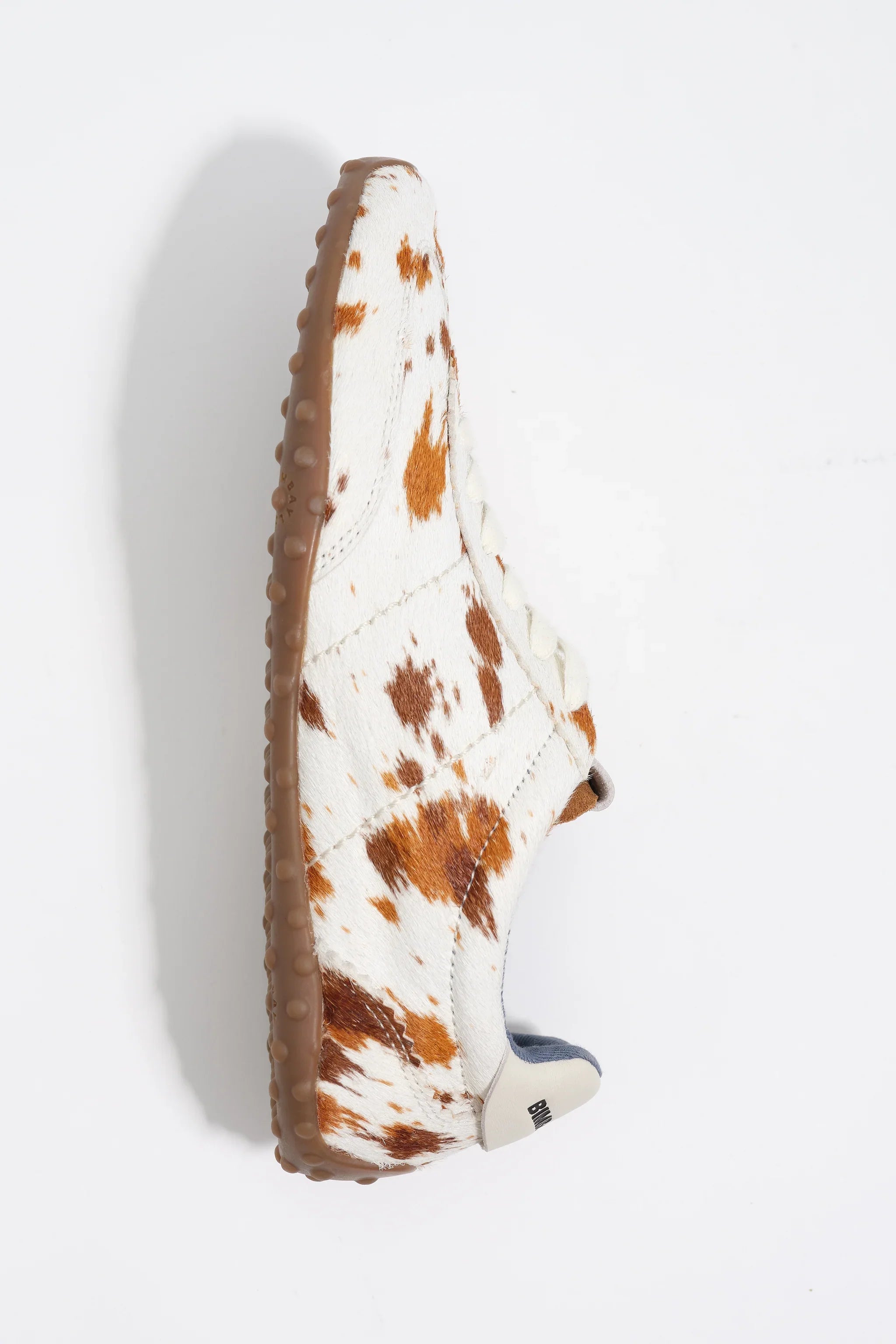 נעל ספורט דגם יוניסקס בעיצוב טלאים, לבן עם כתמים חומים וסוליית גומי חומה, מבית CHOZEN