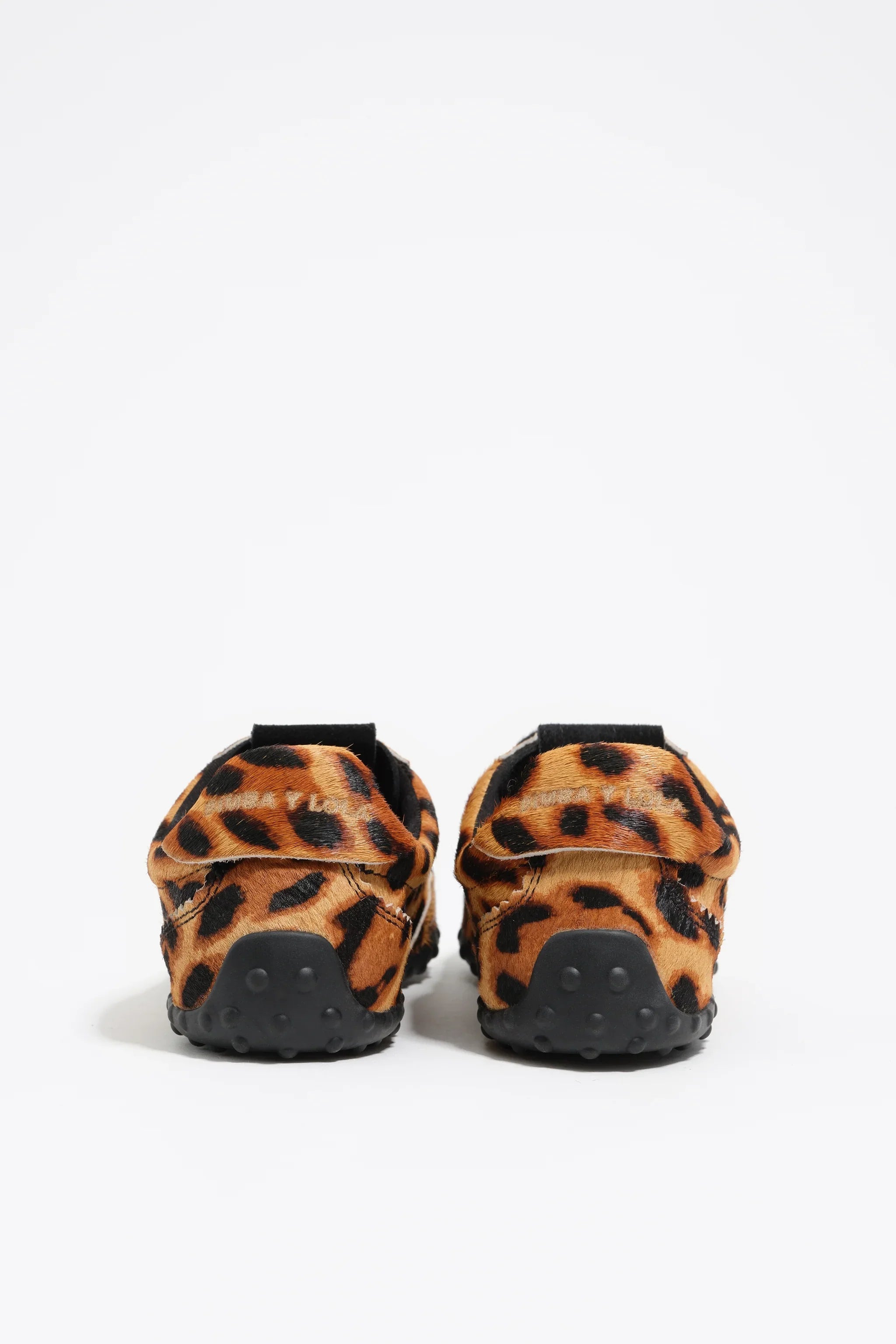 נעלי מוקסין בעיצוב מנומר עם סוליה שחורה, צילום מוצר לאתר CHOZEN