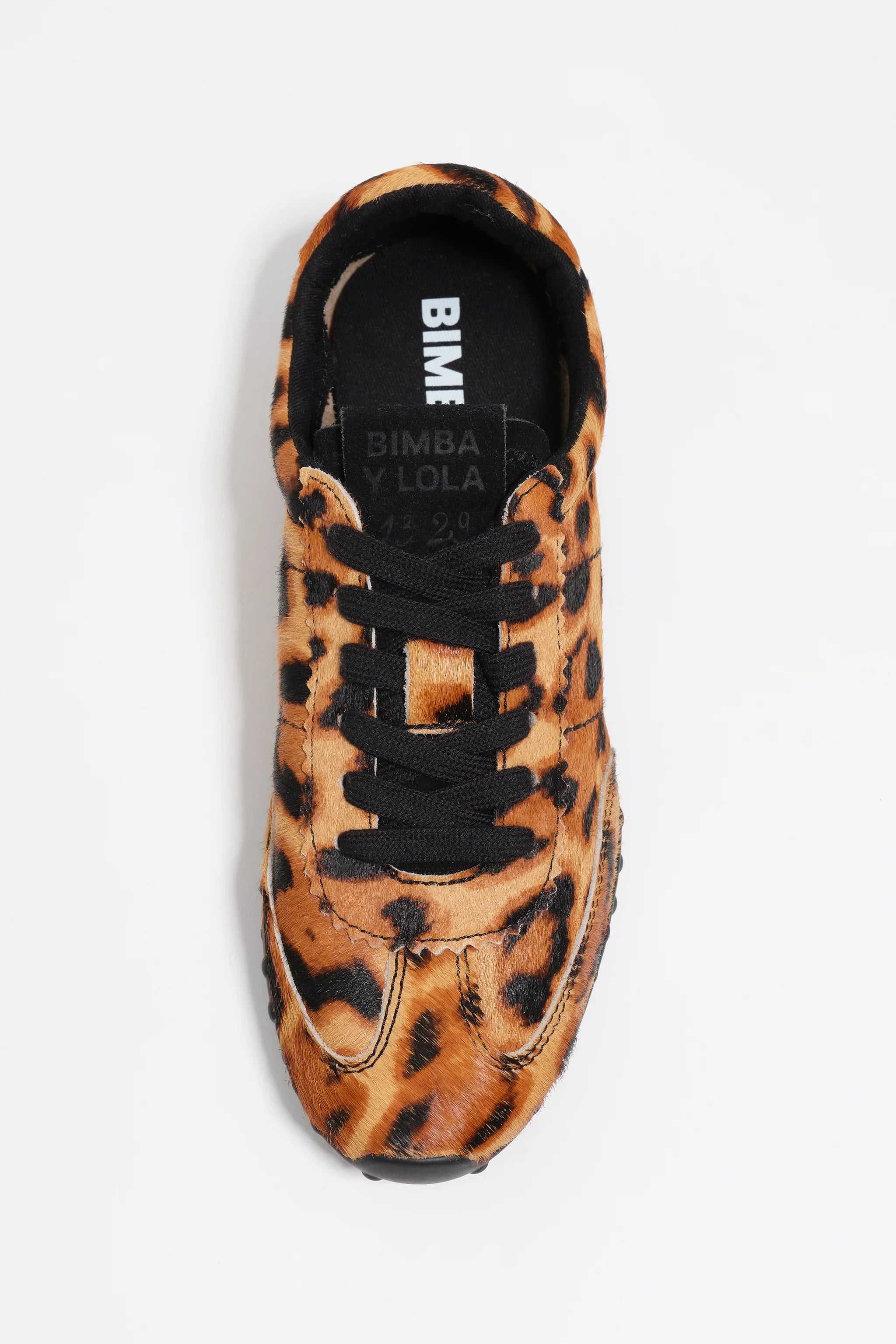 סניקרס במראה מנומר, שרוכים שחורים, דגם BIMBA Y LOLA, אופנה עדכנית מבית CHOZEN