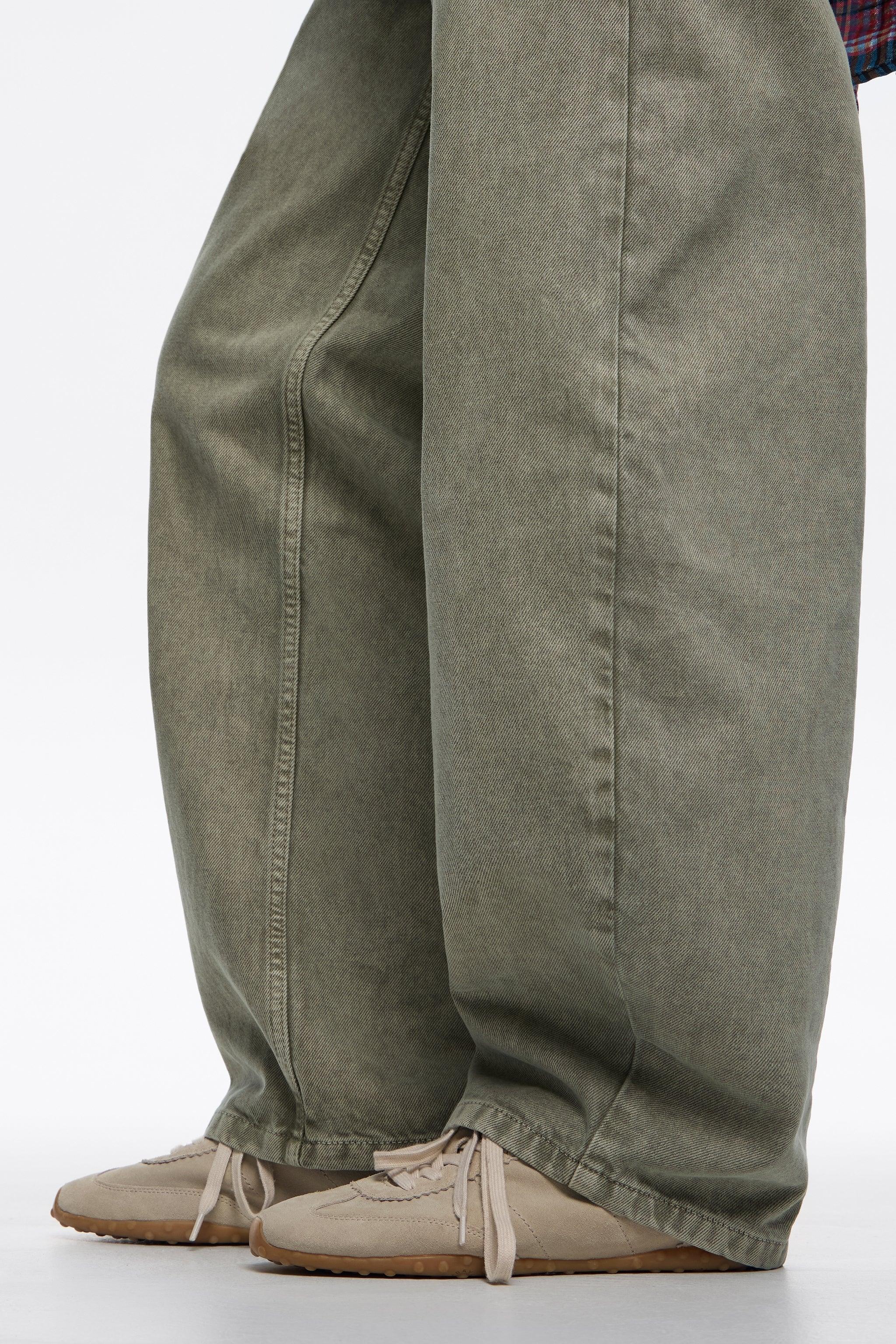 מכנסיים רחבים בצבע ירוק זית ונעלי סניקרס בז' מבית CHOZEN קבוצת אלפא