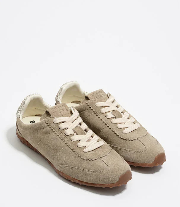 נעלי סניקרס בז׳ מעור זמש עם שרוכים, CHOZEN, אופנה יוקרתית מבית קבוצת אלפא