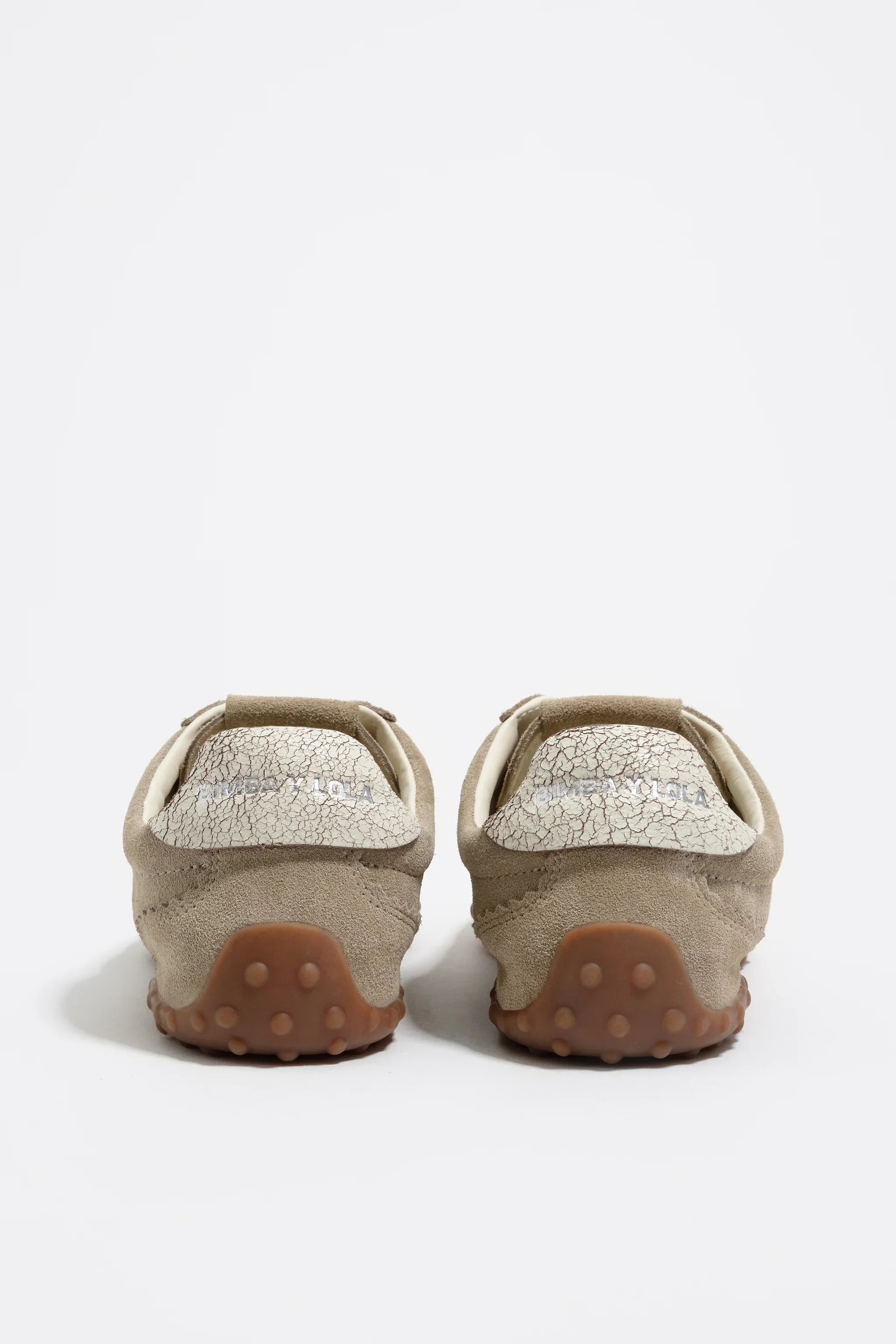 נעלי סניקרס בז׳ מעור עם סוליה בולטת וטקסטורה סדוקה, עיצוב אופנתי בחנות CHOZEN