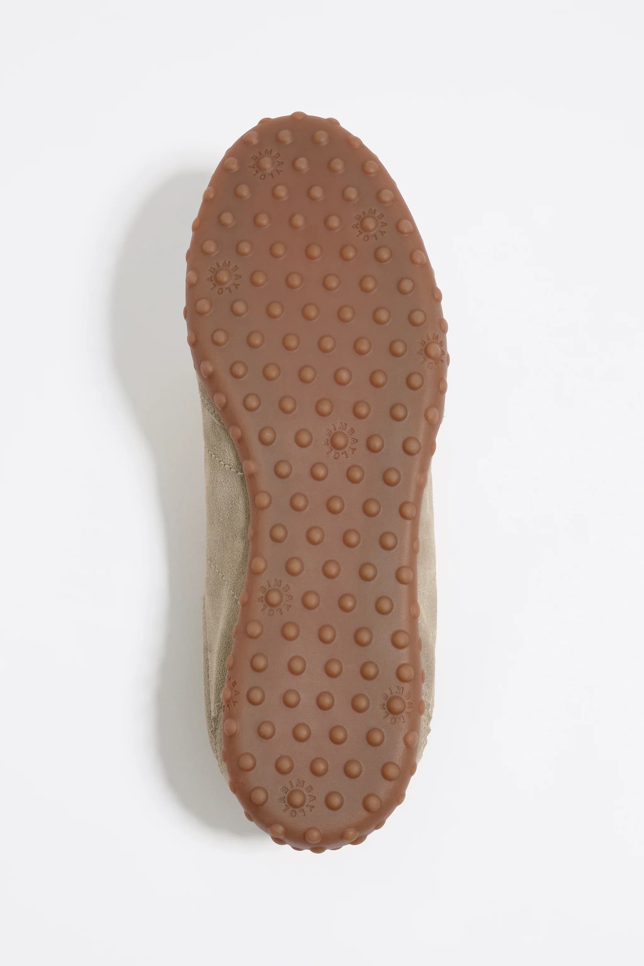 סוליית נעל גומי חום עם בליטות עגולות, צילום מוצר ל-CHOZEN מבית קבוצת אלפא