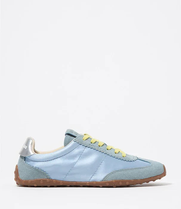 סניקרס אופנתיות בצבע תכלת עם שרוכים צהובים, סוליה חומה, קיץ 2024 CHOZEN מותגים מובילים