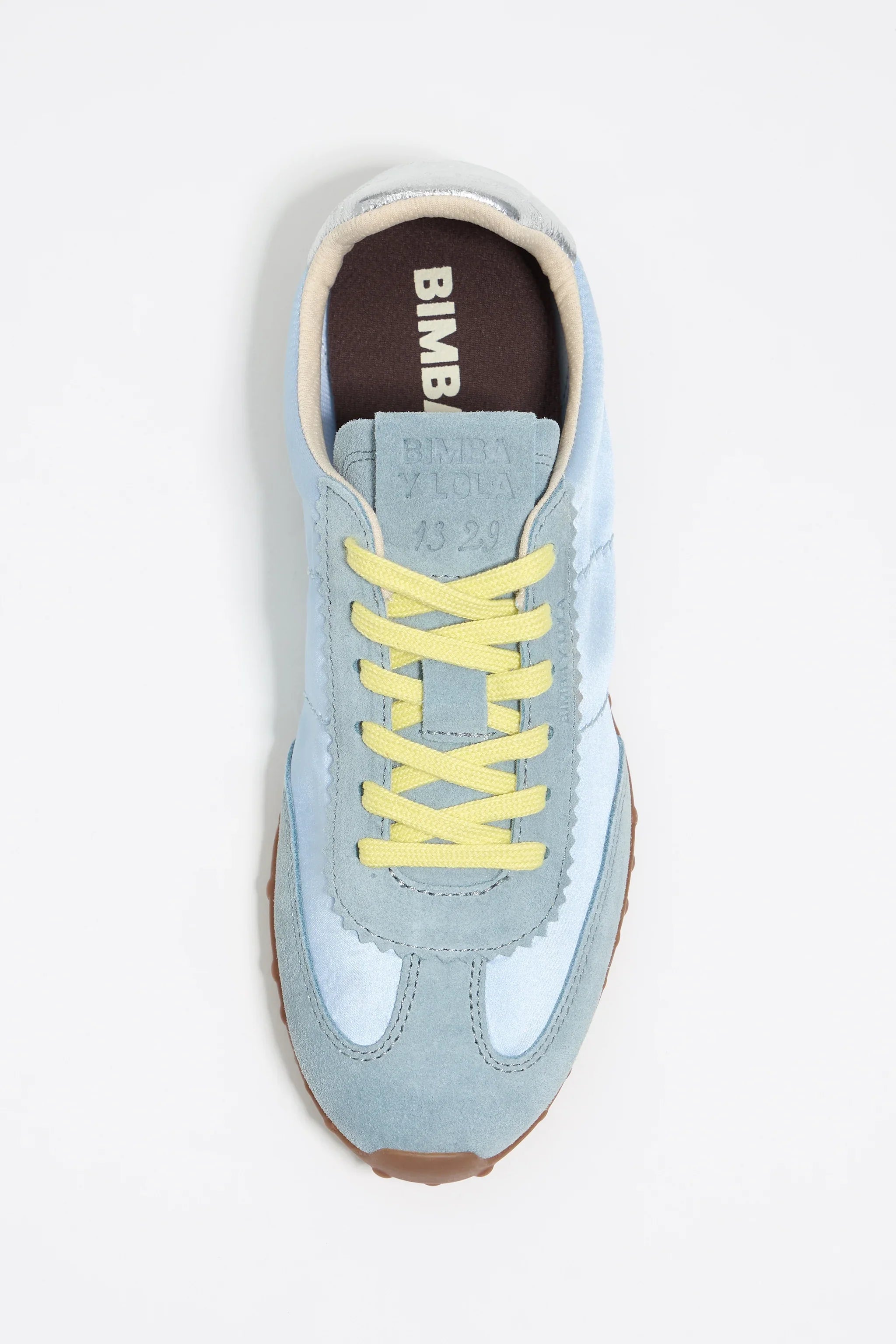 סניקרס לנשים בצבע תכלת עם שרוכים צהובים, מותג BIMBA Y LOLA, נעל אופנתית מ-CHOZEN