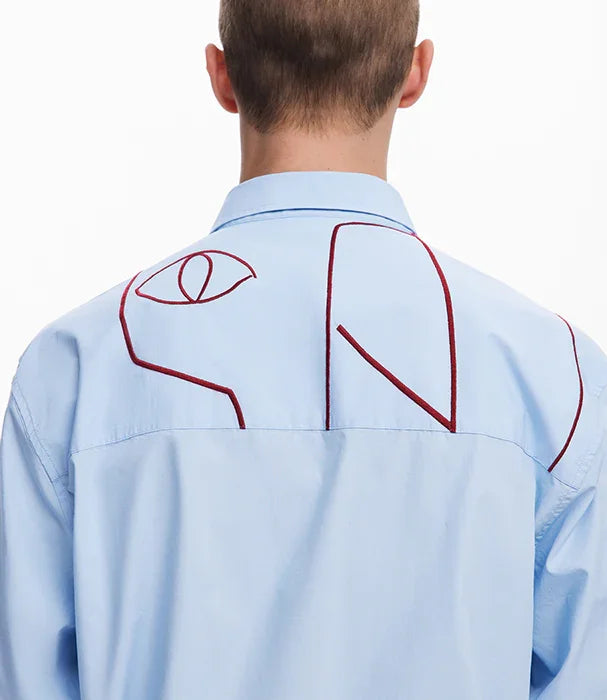 חולצת כפתורים כחולה לגבר עם רקמה אדומה של קווי מתאר מודרניים, מבית CHOZEN מותגים מובילים