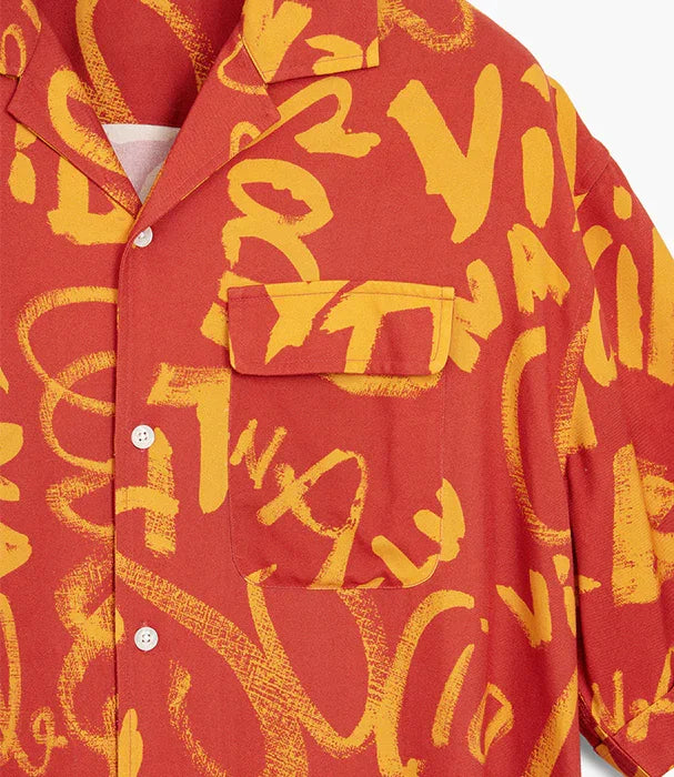 חולצה אדומה עם הדפס גרפיטי צהוב ותיק כיס, אופנת CHOZEN, קבוצת אלפא