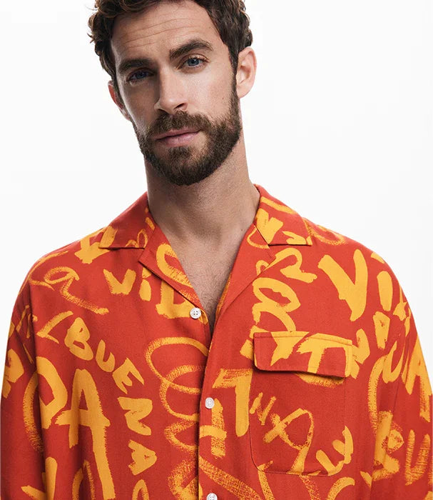 גבר לובש חולצה כתומה עם כיתוב צהוב, אופנת גברים CHOZEN, קבוצת אלפא