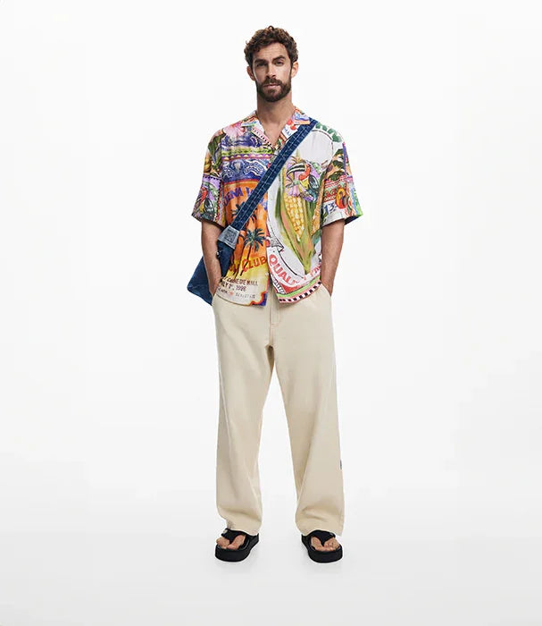 גבר לובש חולצה צבעונית ודגם טרופי, מכנסיים רחבים בהירים ותיק צד, אופנה CHOZEN