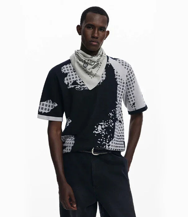 גבר לובש חולצת טי שחורה עם הדפס גאומטרי ולבנדנה אפורה, אופנה עדכנית CHOZEN