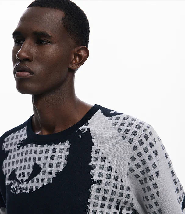 דוגמן לובש סוודר מעוצב בשחור ולבן עם דוגמת רשת, אופנה גברית CHOZEN קבוצת אלפא