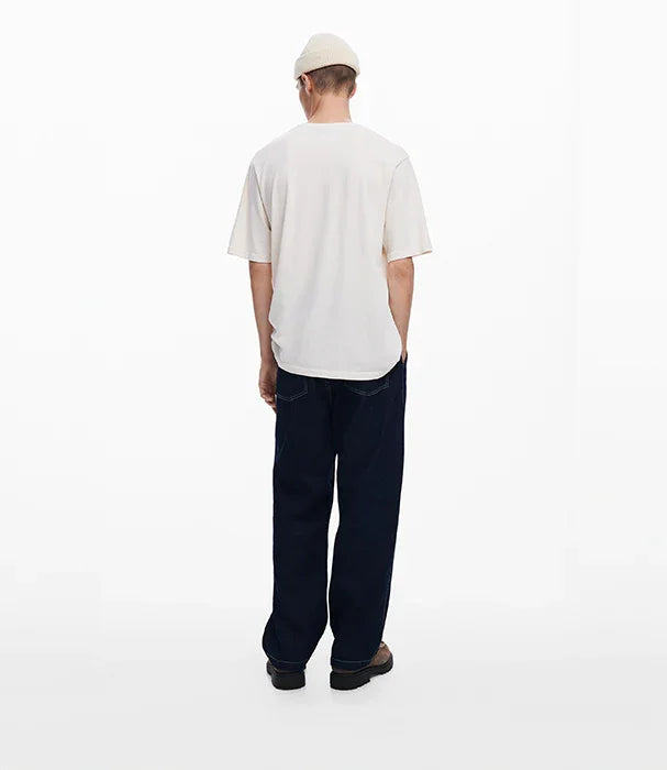 דגם גבר לובש חולצה לבנה ומכנסיים כהים, אופנת גברים CHOZEN, צילום מאחור