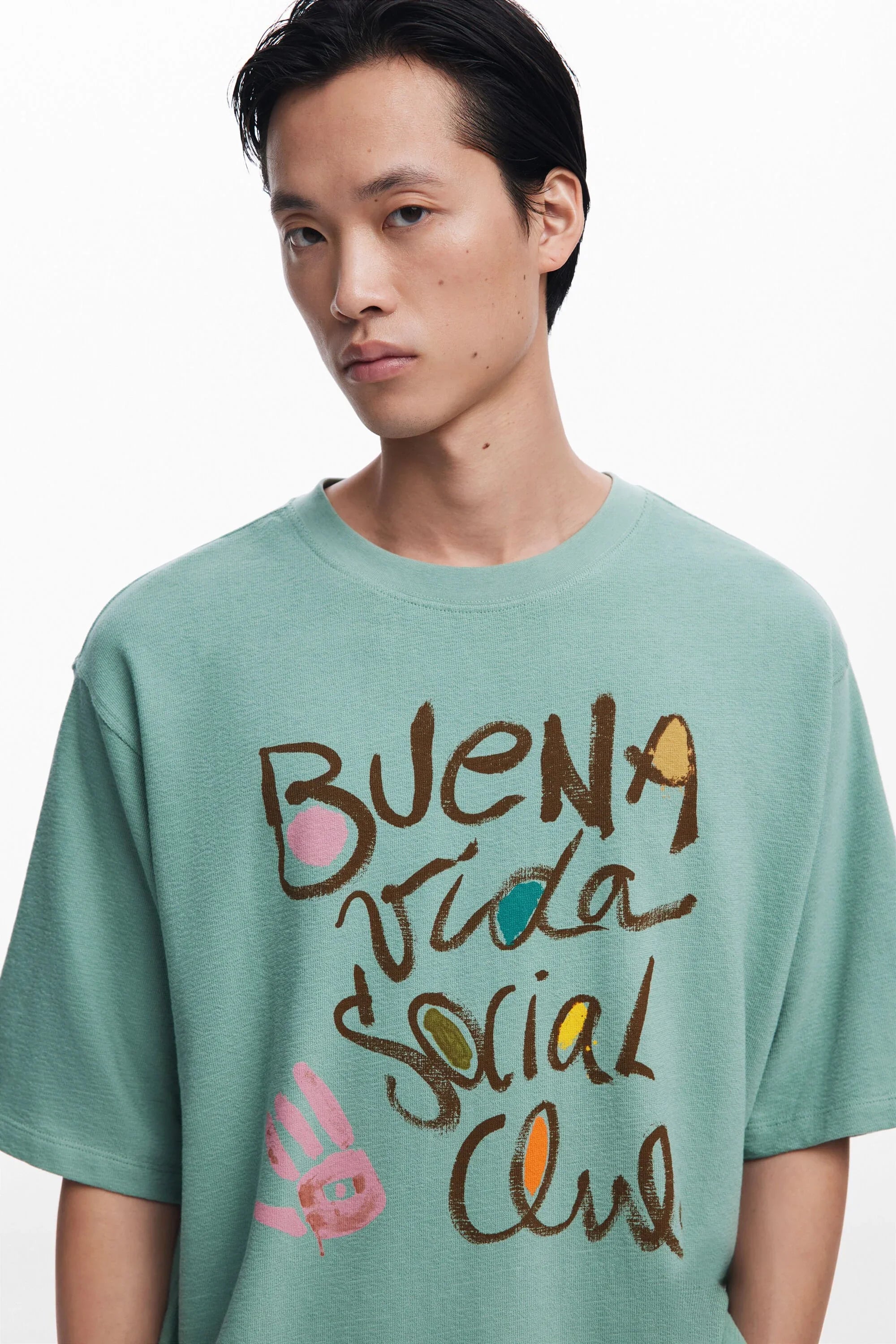 גבר לובש חולצת טי ירוקה עם הדפס צבעוני BUENA VIDA SOCIAL CLUB, אופנה טרנדית ב-CHOZEN