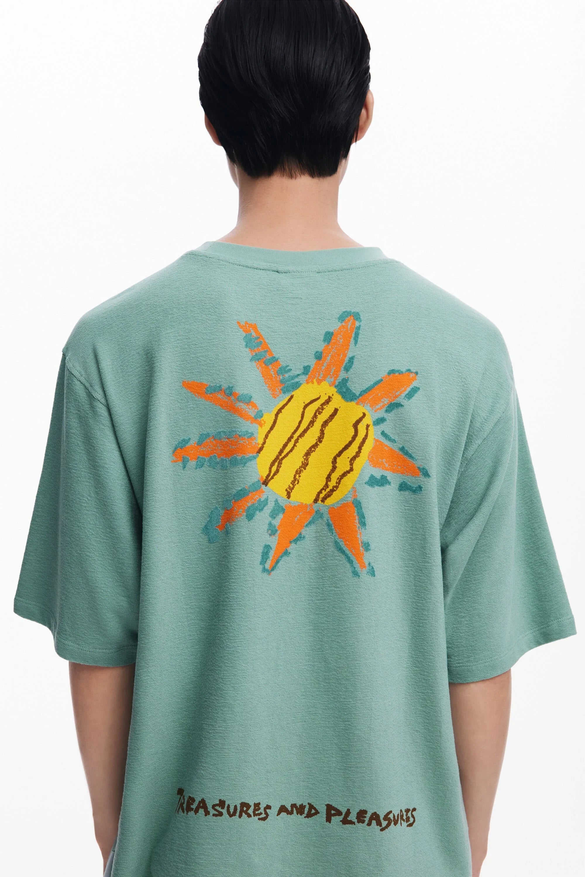 חולצת טי ירוקה של CHOZEN עם הדפס שמש צבעוני בגב, אופנת קיץ מבית קבוצת אלפא