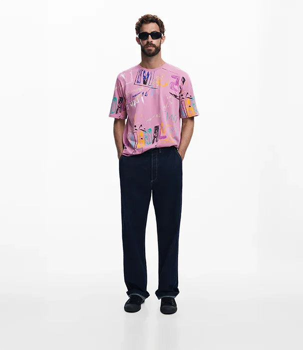 גבר עם חולצת טי שירט ורודה עם הדפס אומנותי, מכנסיים כהים ומשקפי שמש, אופנה עדכנית CHOZEN