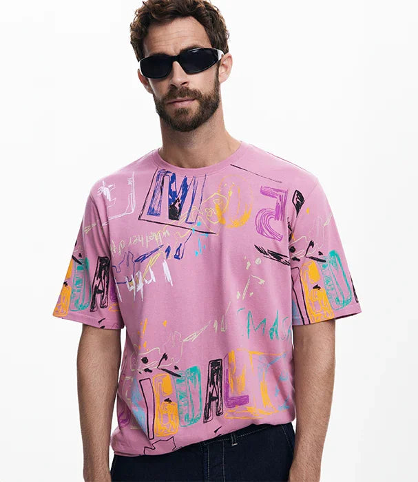 גבר במשקפי שמש בחולצת טי ורודה עם הדפס גרפי צבעוני, צילום בסטודיו, CHOZEN מותגים מובילים