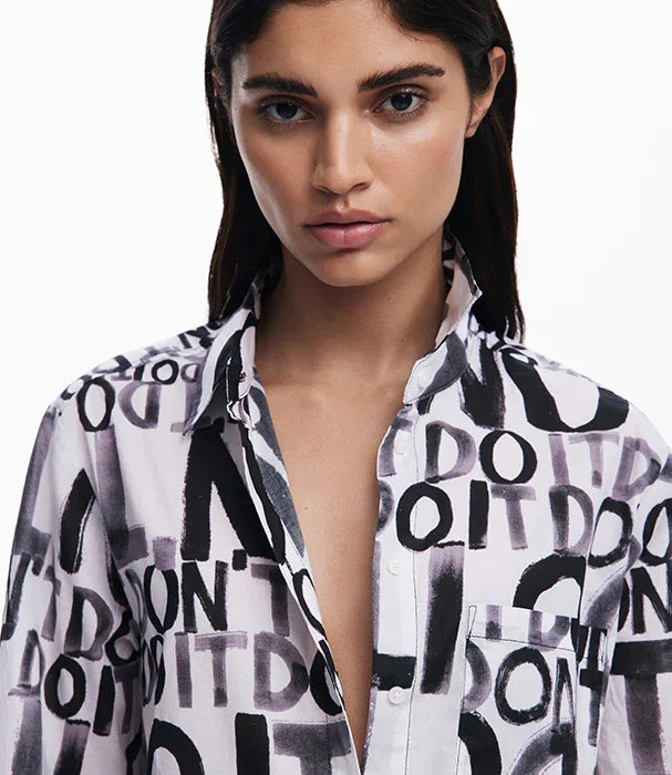 דוגמנית לובשת חולצה בהדפס טקסט אמנותי שחור ולבן, אופנת נשים CHOZEN