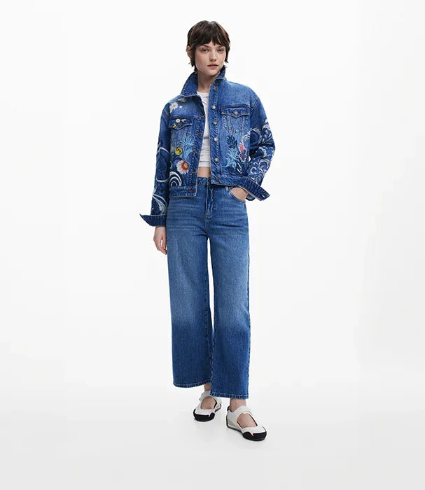 אישה עם ז'קט ג'ינס כחול מעוטר ופרחים, ג'ינס רחב ונעלי סירה, אופנה טרנדית CHOZEN