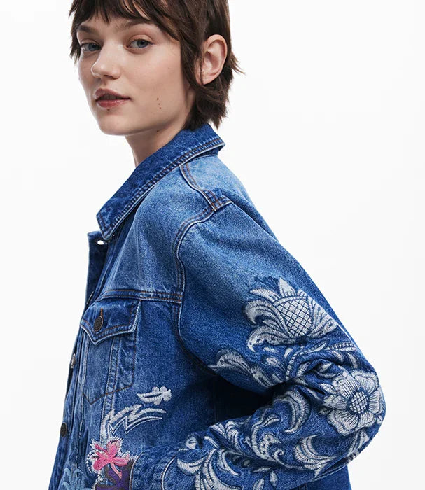 אישה לובשת ז'קט ג'ינס מעוצב עם רקמת פרחים, אופנה עכשווית CHOZEN, קבוצת אלפא