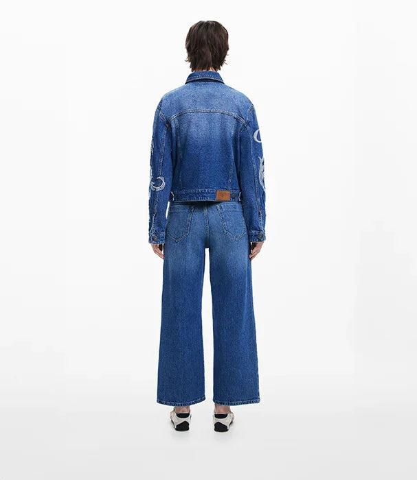 דגם לבוש בג'קט ובלון ג'ינס כחול רחבים, צילום גב, CHOZEN מותגים מובילים