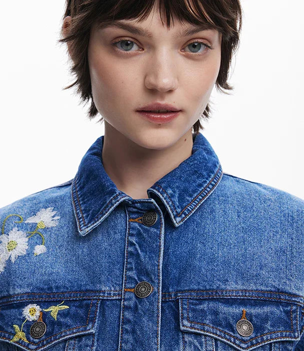 דגם לובשת ז'קט דנים עם פרחים רקומים, CHOZEN, אופנה יוקרתית מבית קבוצת אלפא