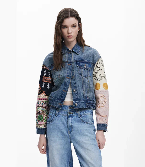 דוגמנית לובשת ג'קט ג'ינס עם שרוולים רקומים צבעוניים, CHOZEN אופנה טרנדית לנשים