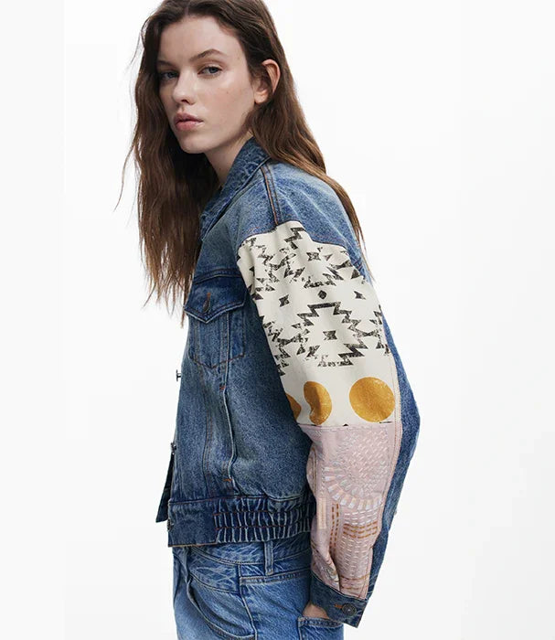 דוגמנית לובשת ז'קט ג'ינס עם שרוול מודפס בגווני זהב ולבן, מותג אופנה CHOZEN