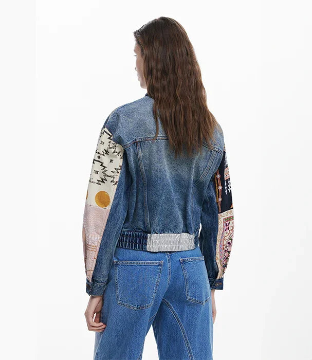 אישה בג'קט ג'ינס עם שרוולים בדוגמת טלאים ומכנסי ג'ינס, אופנה טרנדית ב-CHOZEN