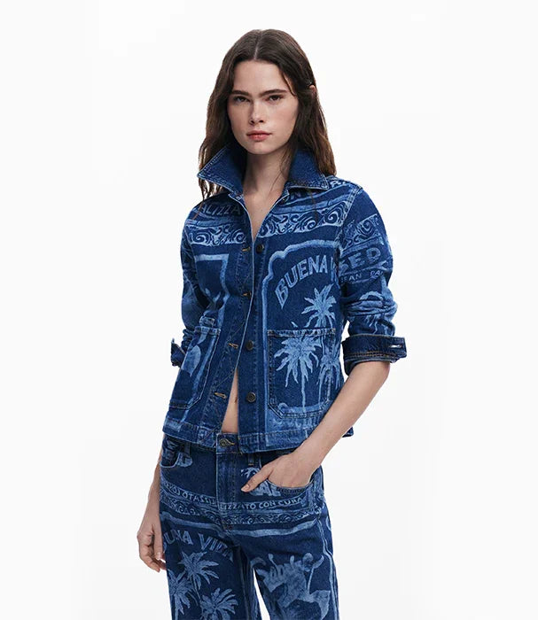 אישה לובשת ז'קט ג'ינס מעוצב עם הדפסי דקלים וטקסט, אופנת CHOZEN, צילום על רקע לבן