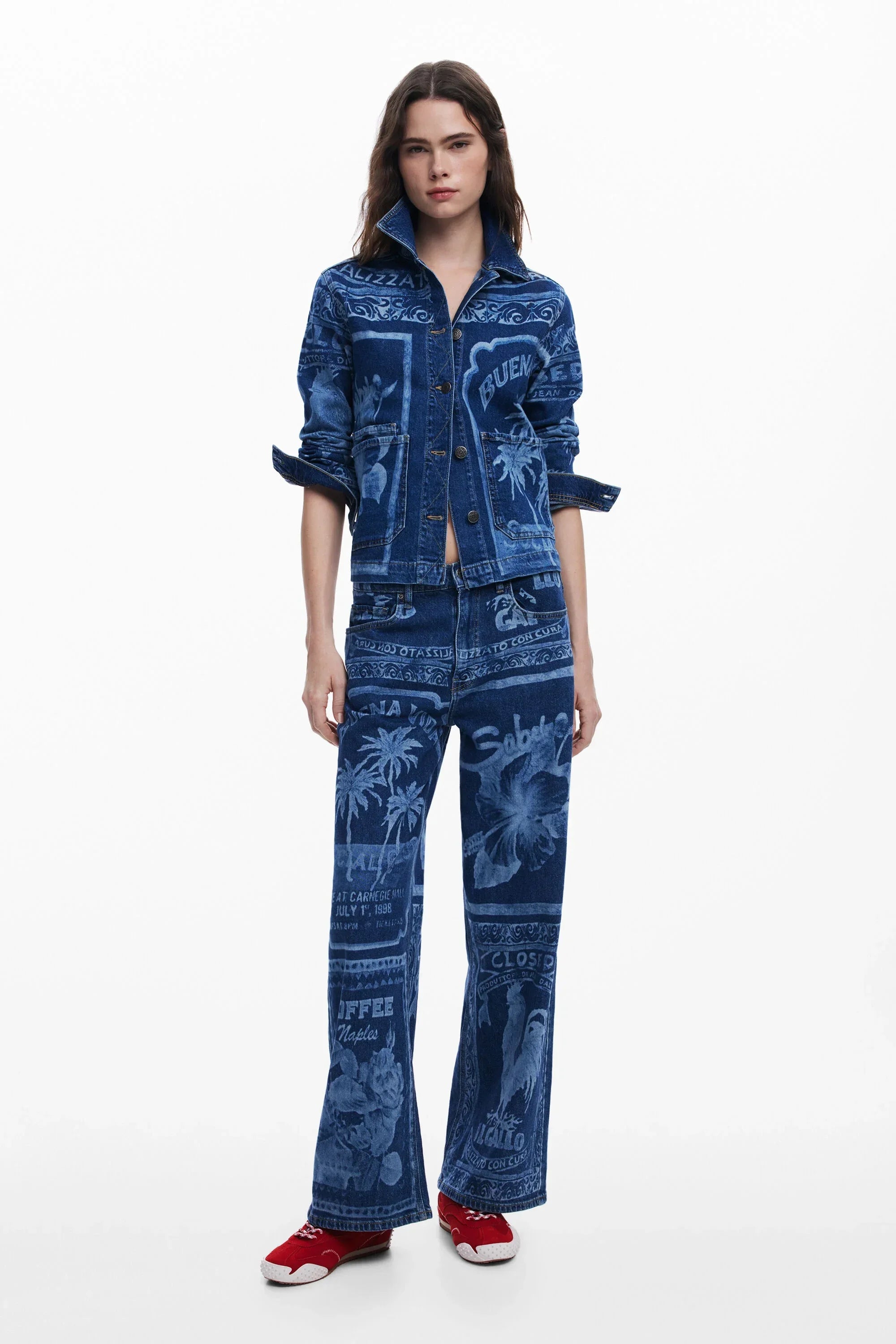 דוגמנית לובשת סט ג'ינס כחול עם הדפסים ודוגמאות טרנדיות, CHOZEN מותגים מובילים