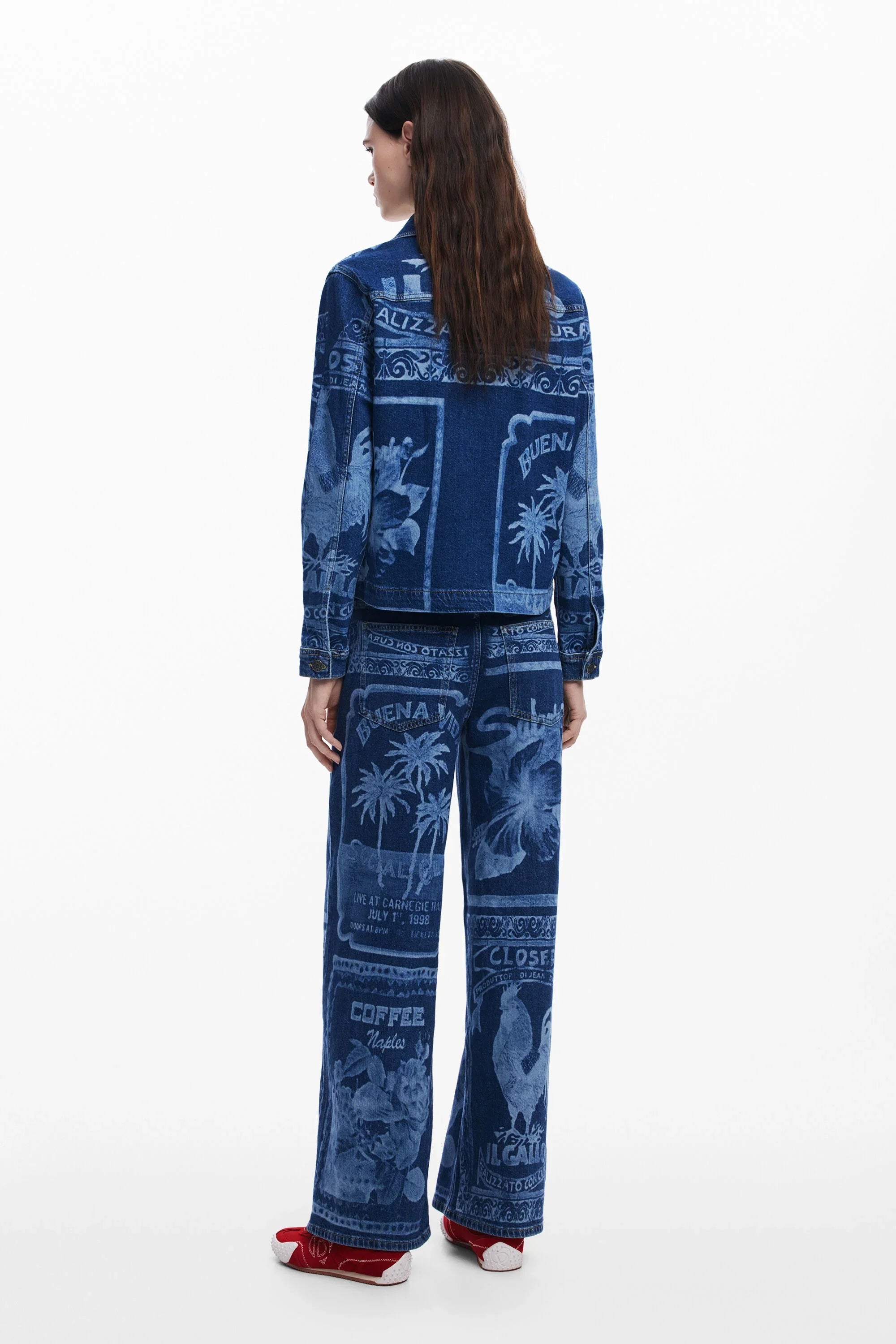 אופנת CHOZEN דגם ג'ינס לנשים עם הדפסים ייחודיים בגווני כחול, צילום גב בסטודיו