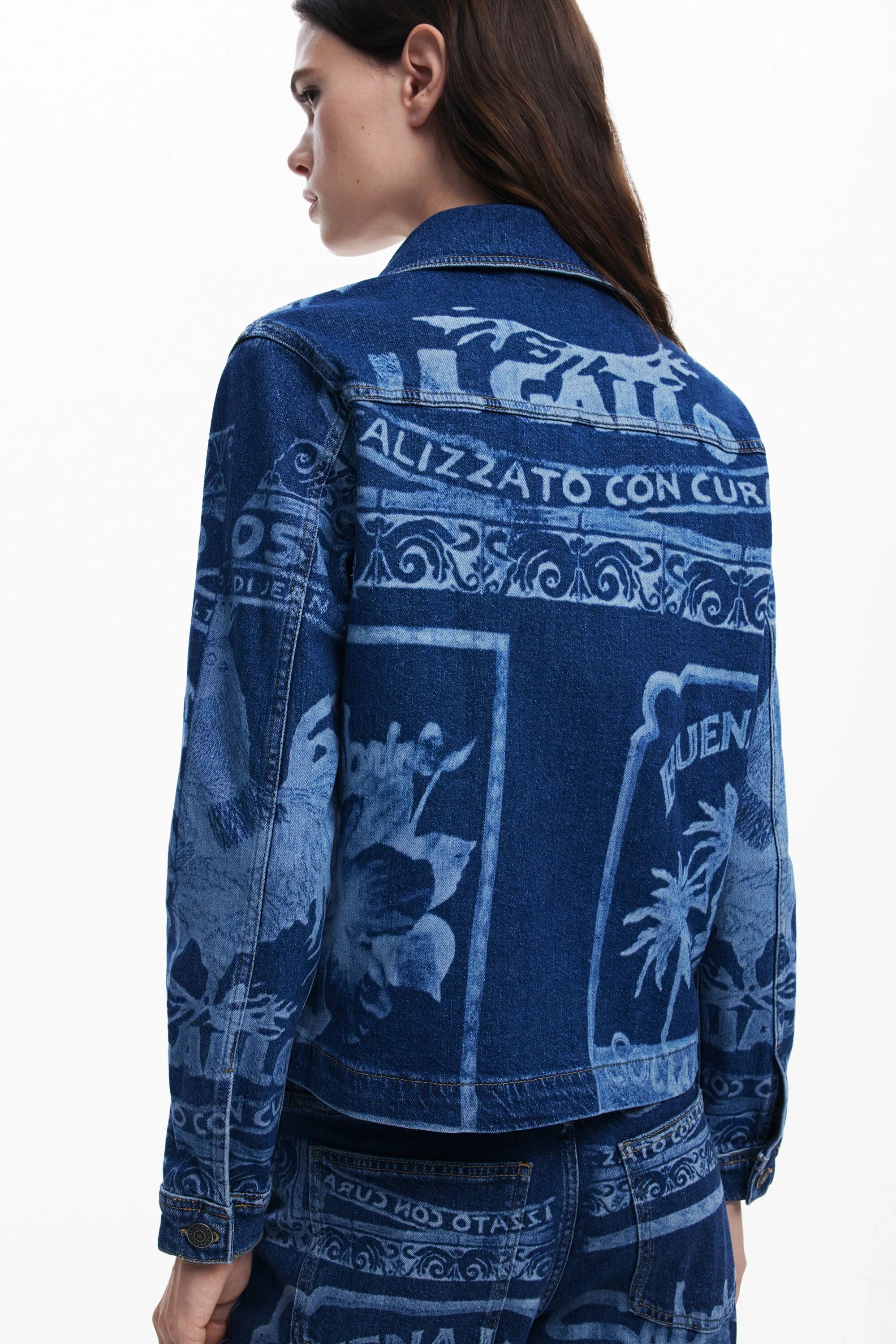 אישה עם ז'קט ג'ינס מודפס טרנדי בצבע כחול כהה, אופנת CHOZEN, מותגים מובילים