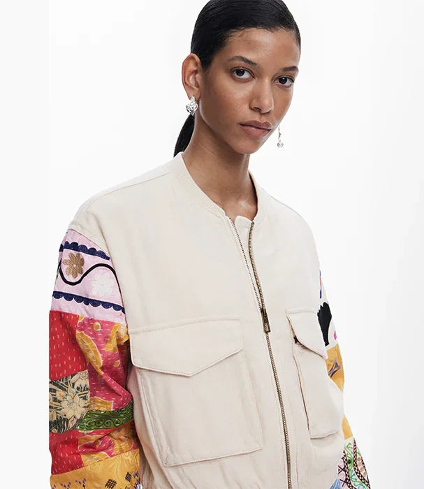 דוגמנית לובשת ג'קט אופנתי עם שרוולים צבעוניים, אופנה יוקרתית CHOZEN