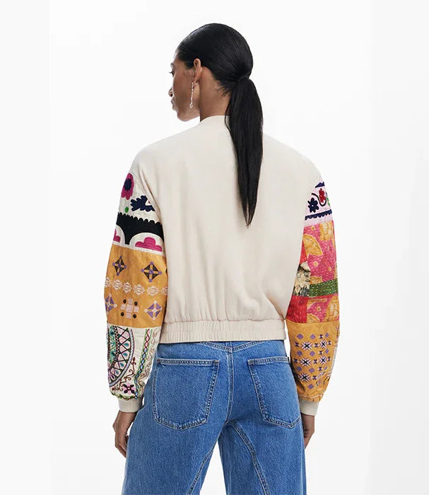 ג'קט נשים לבן עם שרוולים צבעוניים רקומים, אופנה טרנדית CHOZEN