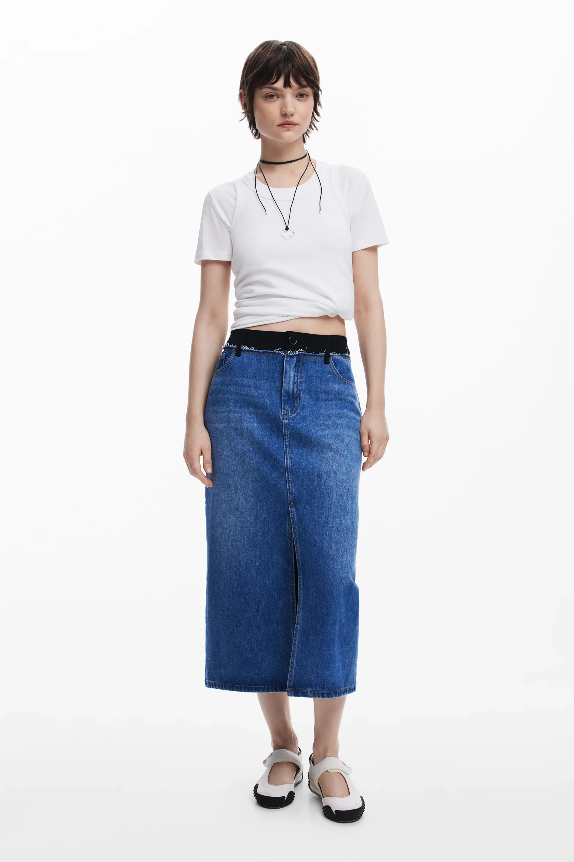 דוגמנית לובשת חולצת טי לבנה וחצאית ג'ינס ארוכה, אופנה לנשים CHOZEN