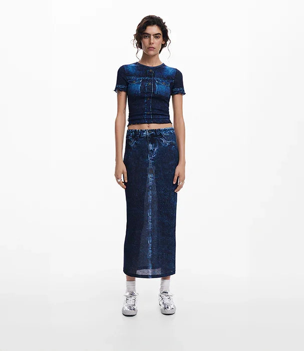 דוגמנית לובשת סט חולצה קצרה וחצאית דנים כחולה אופנתית, רקע לבן. CHOZEN ביגוד נשים מותגים מובילים.