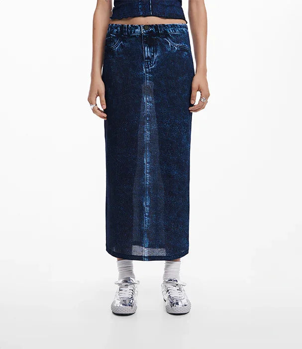 חצאית ג'ינס כחולה ארוכה לנשים מבית CHOZEN, צילום על רקע לבן, אופנה מודרנית מותגים מובילים