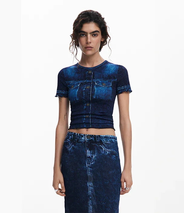 דוגמנית לובשת חולצת קרופ וחצאית ג'ינס כהה מבית CHOZEN, אופנה עדכנית לנשים