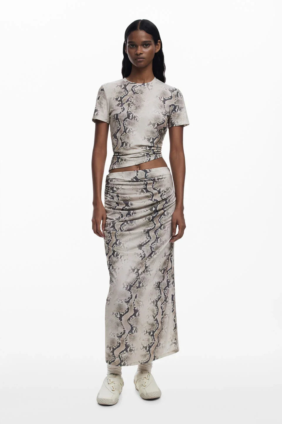 דוגמנית לובשת סט חולצה וחצאית הדפס נחש אופנתי, טרנדי מ-CHOZEN, רקע לבן נקי