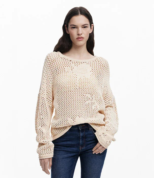 דוגמנית לובשת סוודר סרוג בז׳ מבית CHOZEN, אופנה עדכנית מבית קבוצת אלפא