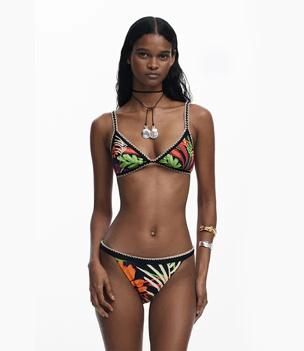 דוגמנית עם בגד ים ביקיני טרופי צבעוני, צילום אולפן, מותגי אופנה CHOZEN