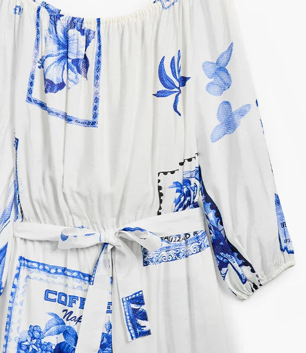 שמלת כותנה לבנה עם הדפסים כחולים פרחוניים, חגורת קשירה, מבית CHOZEN