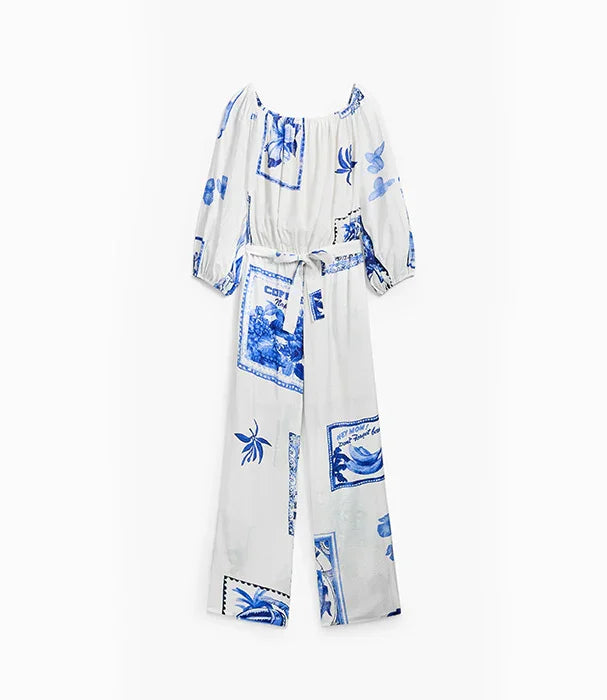 אוברול לבן עם הדפסים כחולים בעיצוב מודרני, מותג CHOZEN מקבוצת אלפא