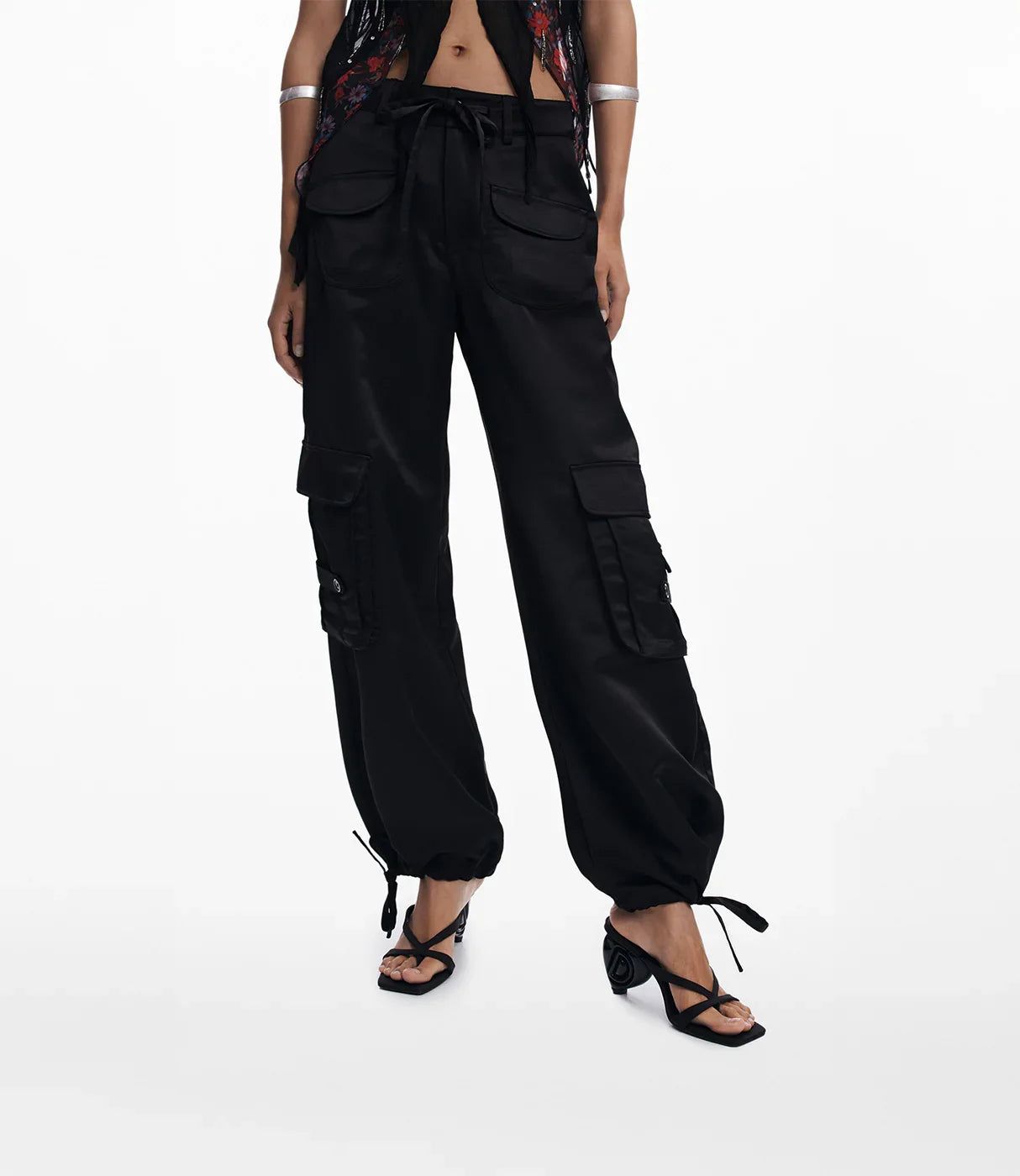 מכנסי קארגו שחורים לנשים עם כיסים גדולים וגזרה רחבה, אופנה טרנדית 2024