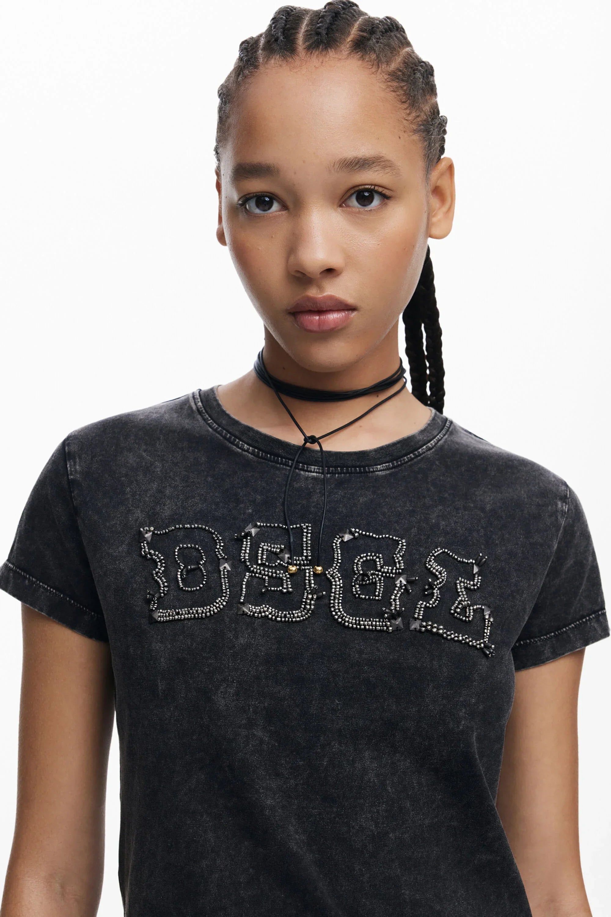 דוגמנית עם צמות לובשת חולצת טריקו שחורה עם כיתוב DSGL מעוצב, אופנה מבית CHOZEN